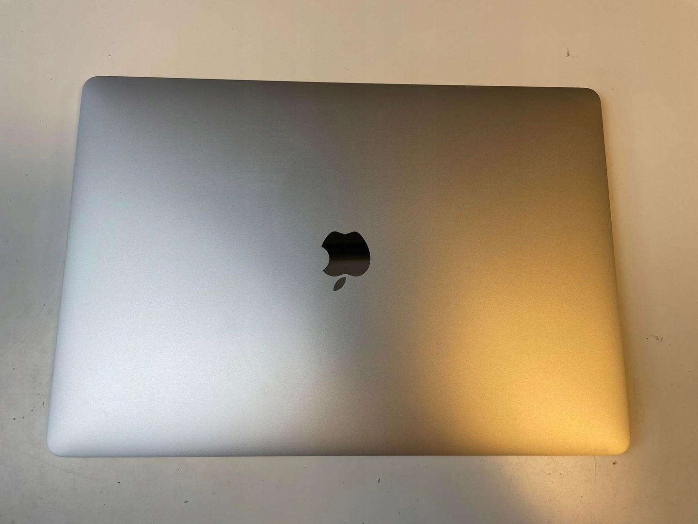 Apple-macbook-pro-15-a1707-touchbar-silver3