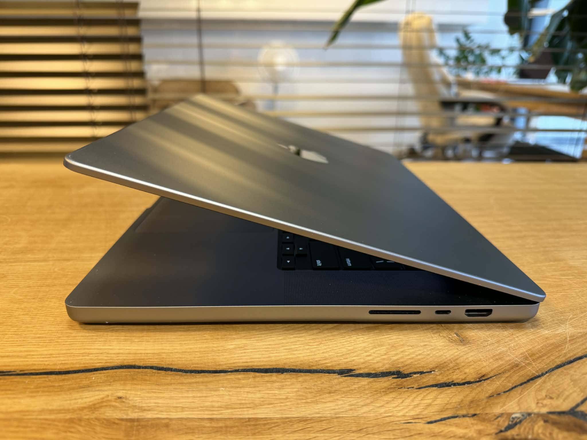 MacBook本体 Macbook Pro 2021 | M1 Max | 32GB | 4TB MacBook本体 MacBookPro 2021 Apple M1 Max 32/1TB 16