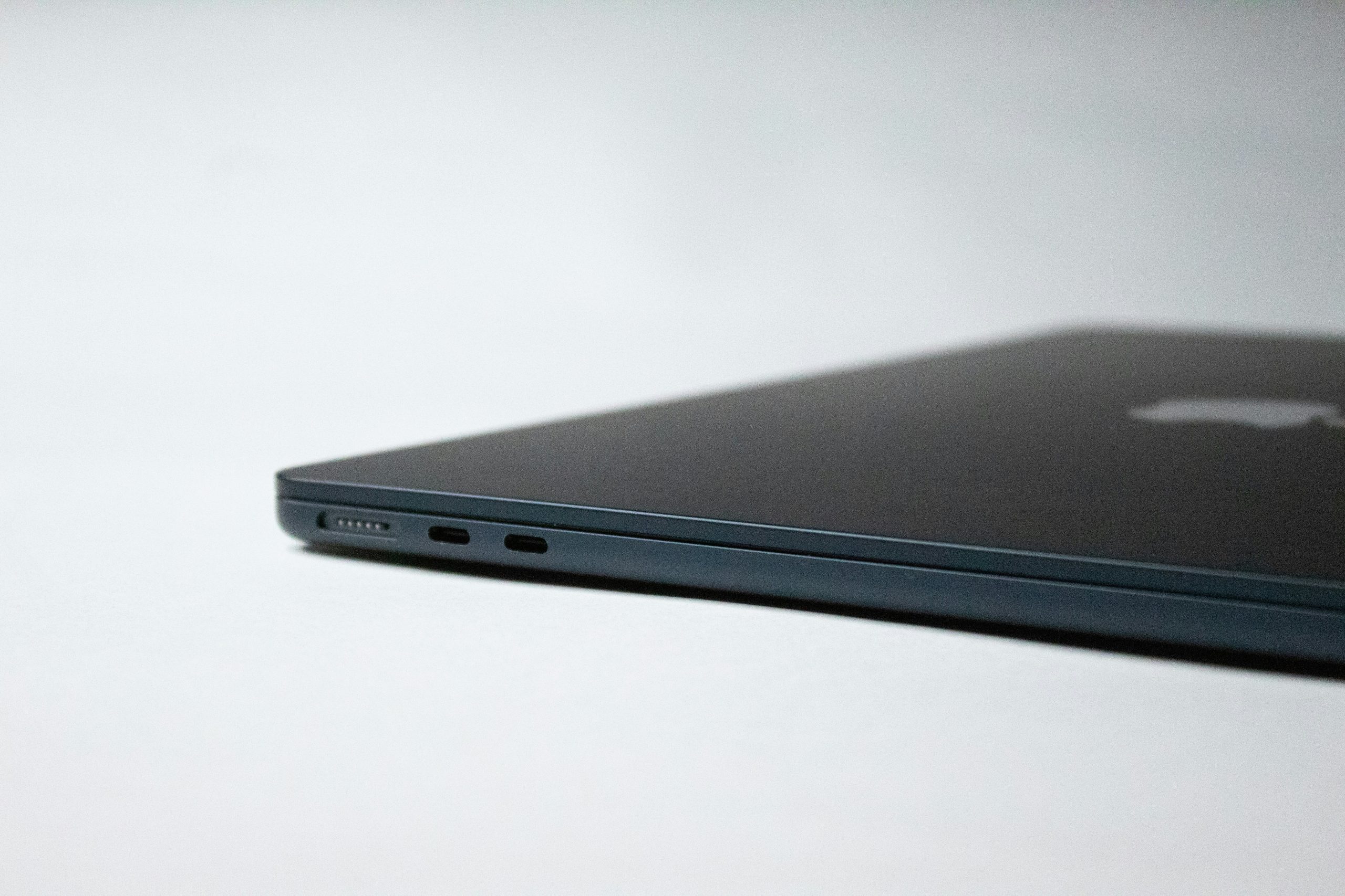 MacBook z 8 GB RAM w 2026 roku – porównanie modeli Apple