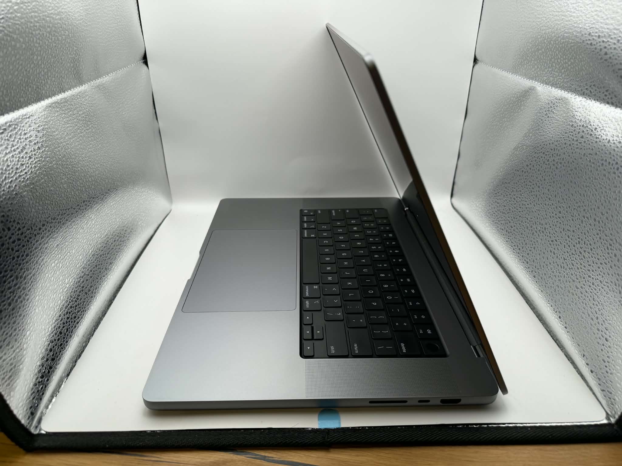 a2485-m1-max-64gb-2tb-24gpu-01-macbook-16-pro-01