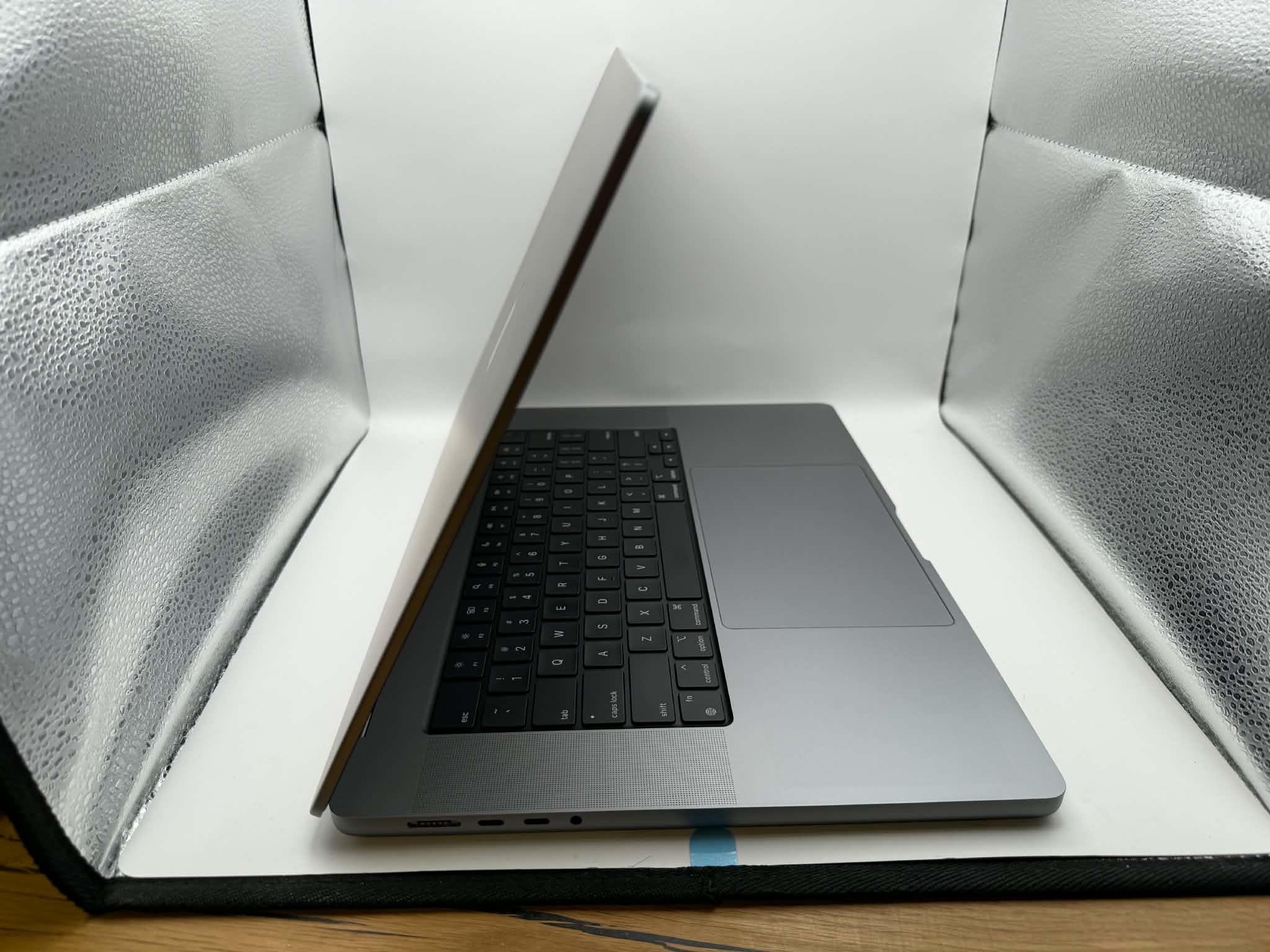 a2485-m1-max-64gb-2tb-24gpu-01-macbook-16-pro-05